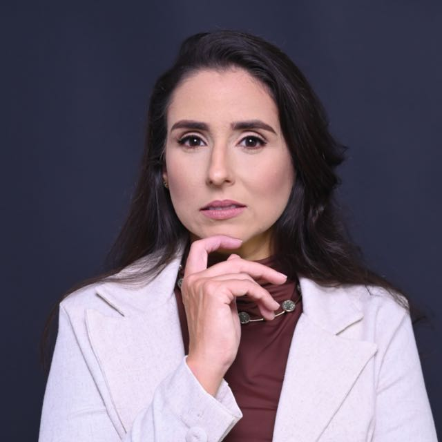 Karla Portela, fisioterapeuta e osteopata, em consultório