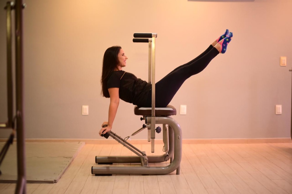 Karla Portela conduzindo sessão de Pilates terapêutico no reformer