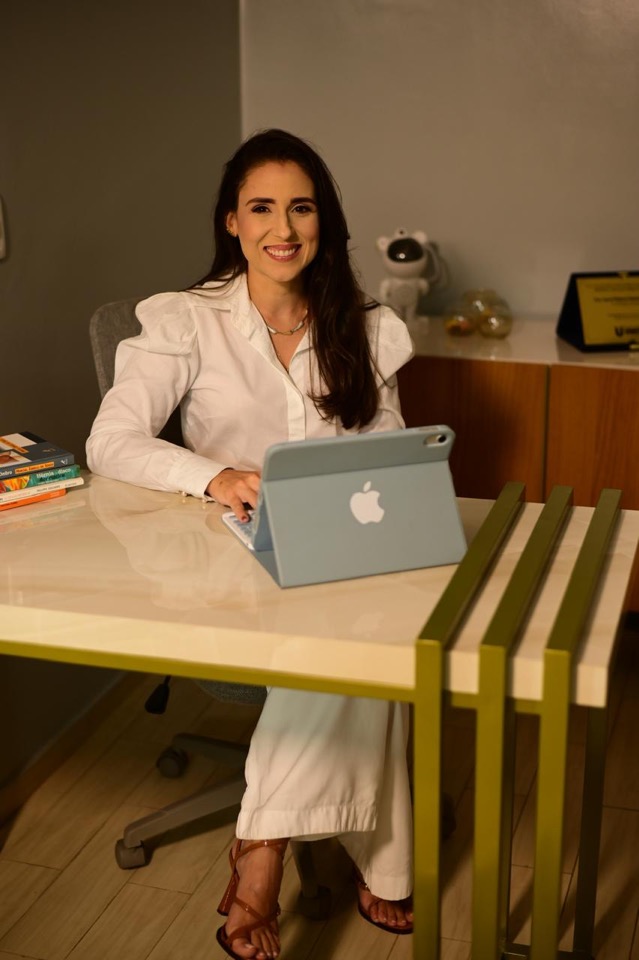Karla Portela em seu consultório